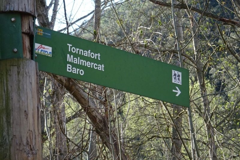 una señal verde que muestra la dirección de tornafort malmercat baro