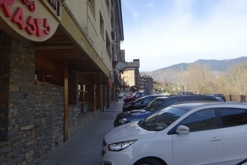 un edifici de pedra amb un restaurant a la part superior
