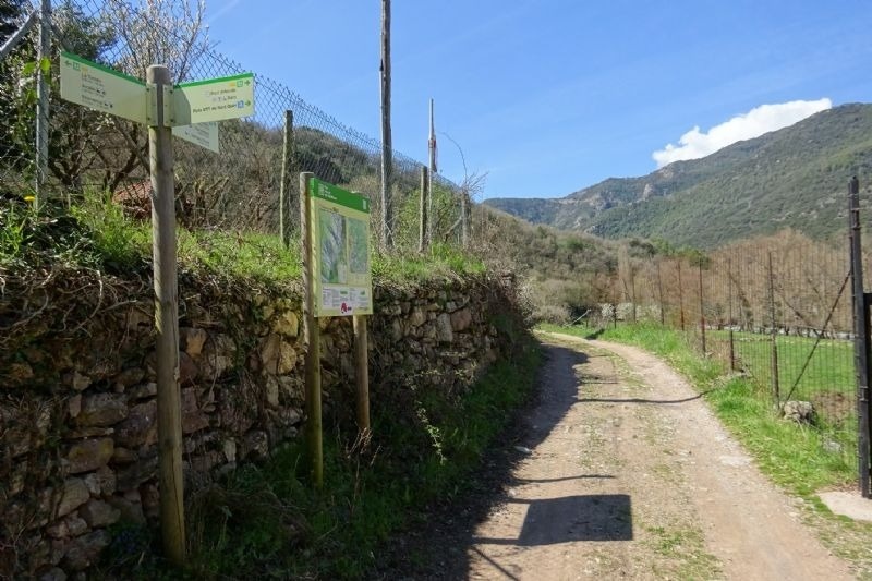 un cartell a l' esquerra de la carretera indica la direcció