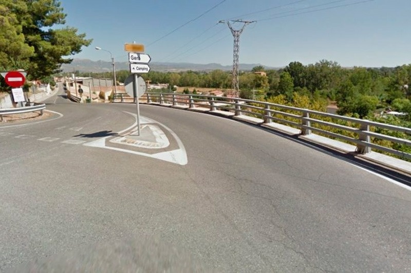 une route avec un panneau indiquant la direction de sitges