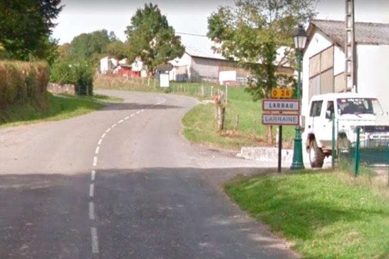 a road with a sign that says larraine on it
