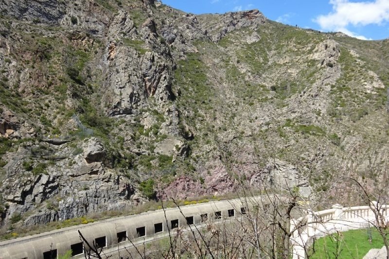 un edificio de hormigón en la ladera de una montaña