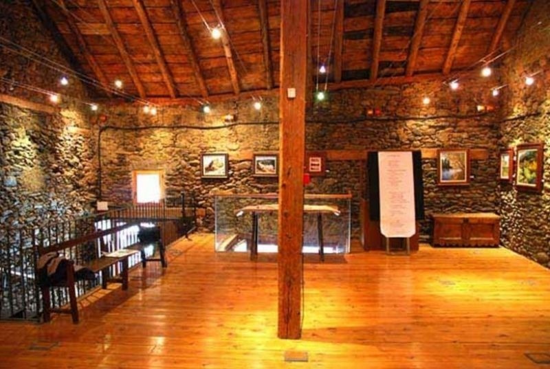 l' interior d' un edifici de pedra amb un sostre de fusta