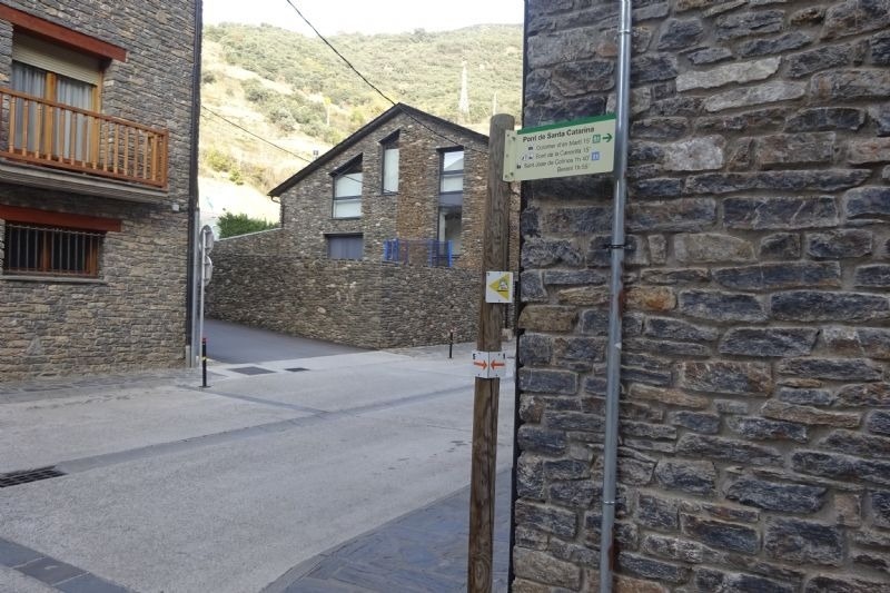 un cartell a l' avinguda que diu pont de santa caterina