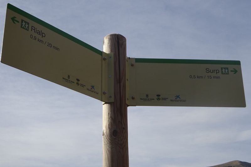 un senyal que indica la direcció de riualp i surp