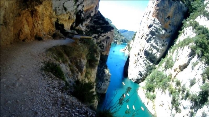 un riu a través d' un canyó entre dues rocs