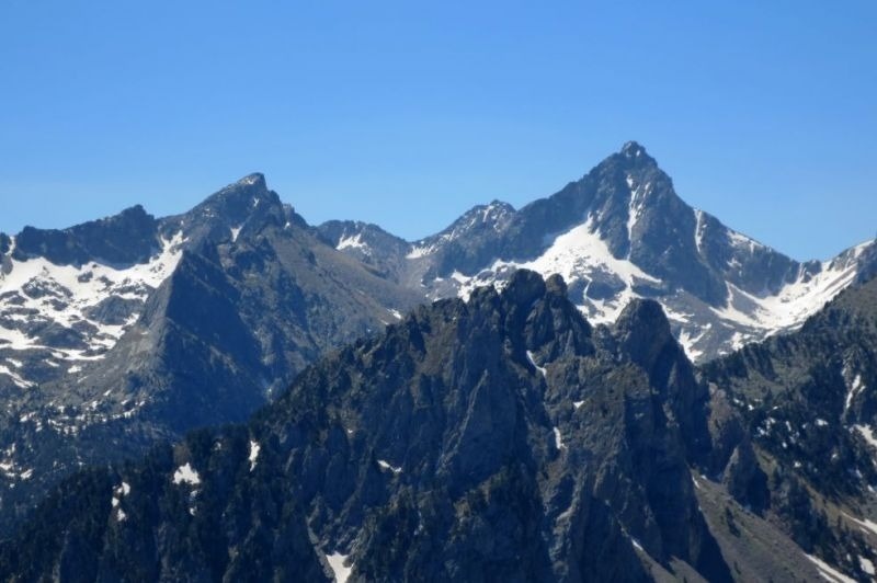 montañas cubiertas de nieve con un cielo azul en el fondo