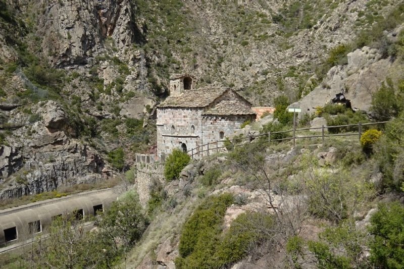 un edifici de pedra a la ladera d' una roca