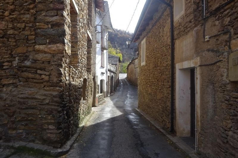 un carrer estrechat entre dos edificis de pedra