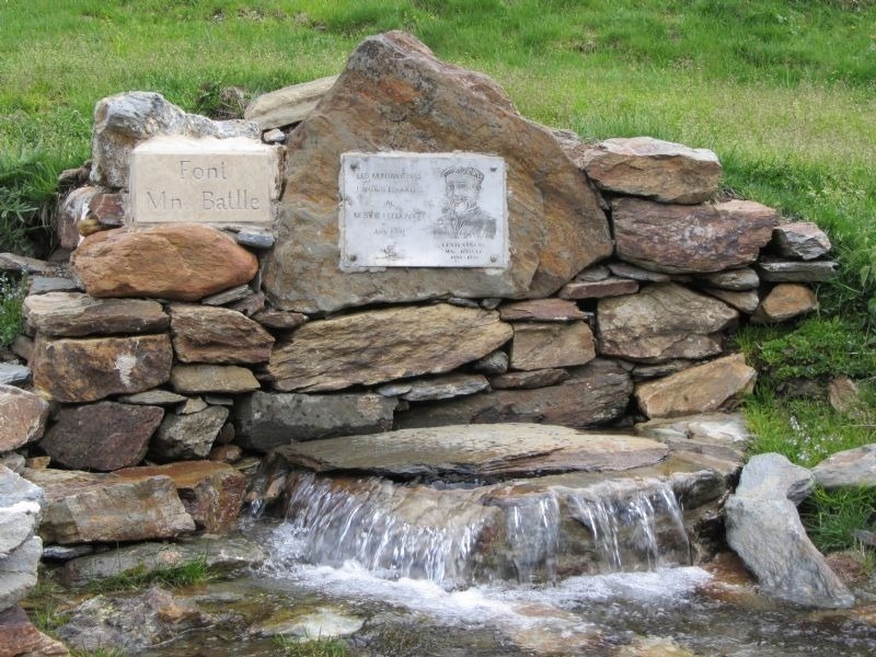 una font de roca amb una placa que diu font vin balle
