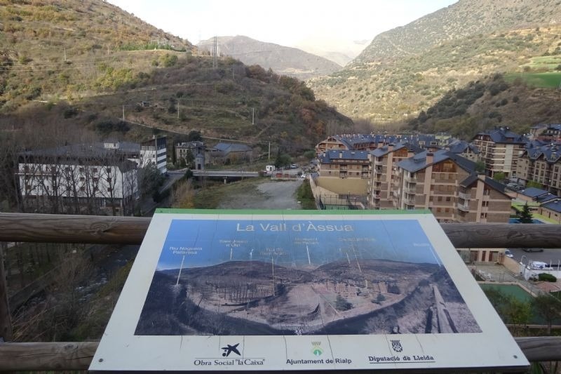 un cartell mostra la vall d' assua i els seus edificis