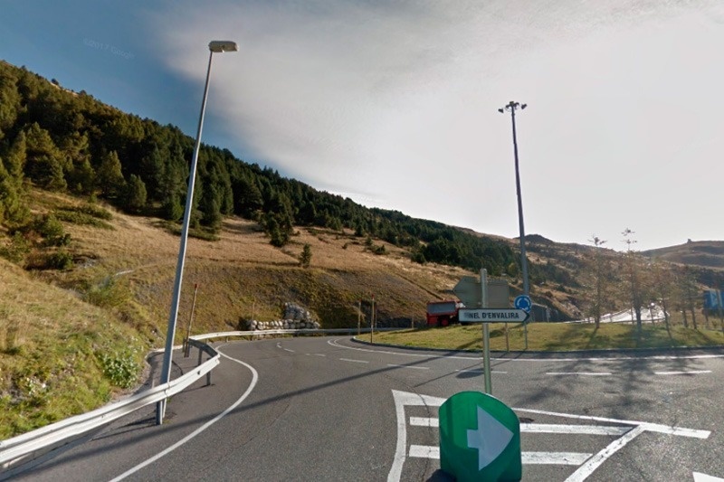 una señal de tráfico que muestra la dirección de la carretera