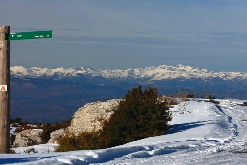une montagne enneigée avec des montagnes en arrière-plan