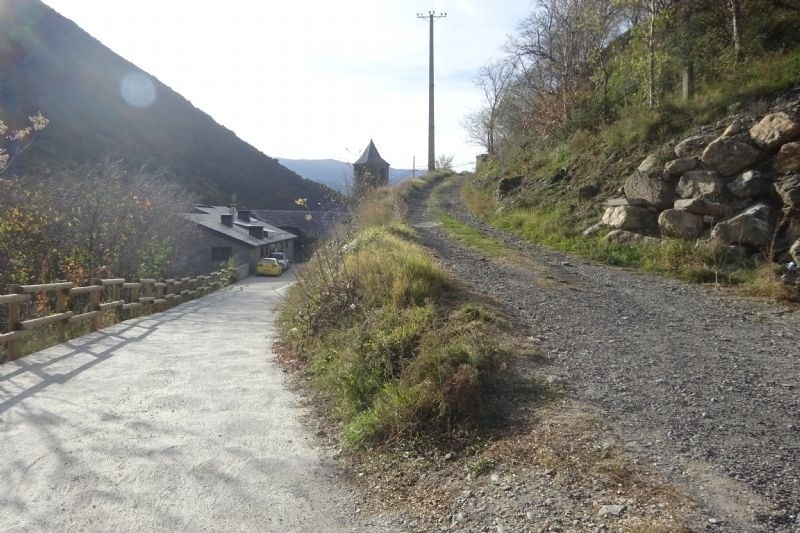 un carrer de roca a la ladera d' una montagna
