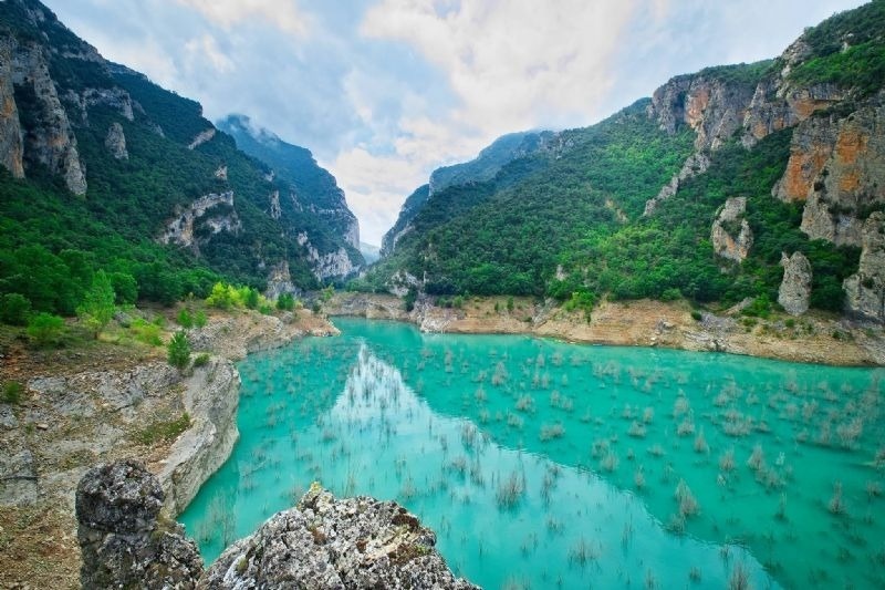 un llac turquesa a l' interior d' un canyó