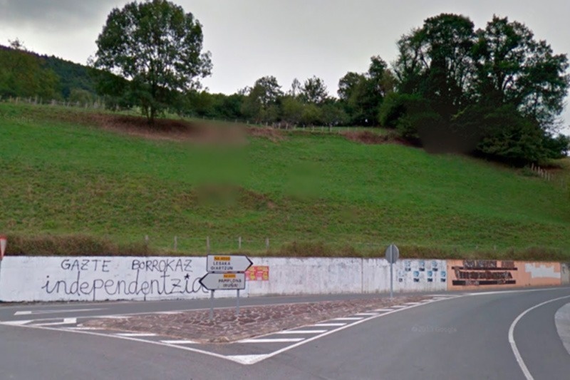 un graffiti a la paret de la carretera diu gazte borrakoz independentzia