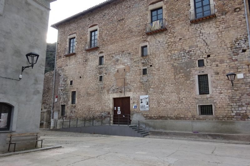 a stone building with a sign on the side that says ' ayuntamiento '