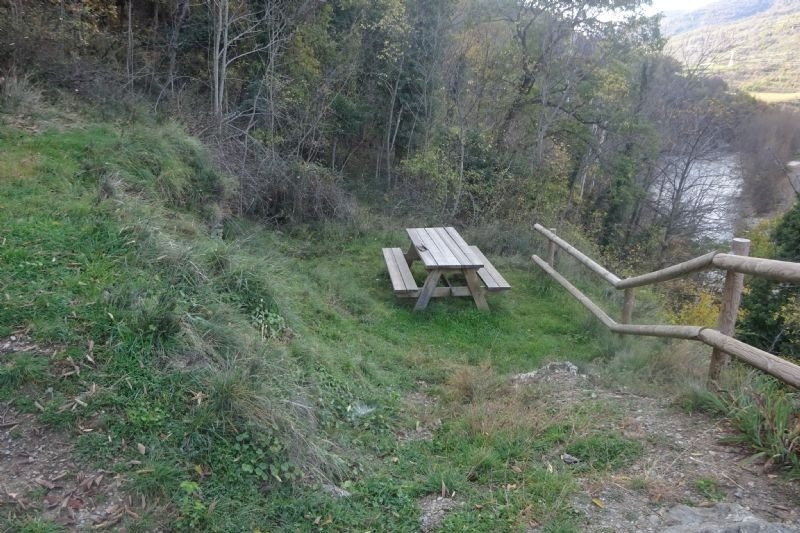 una mesa de picnic de madera a l' aire lliure