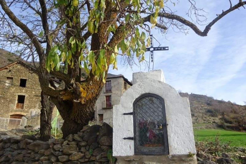una capella blanca amb una crucifixa a la part superior