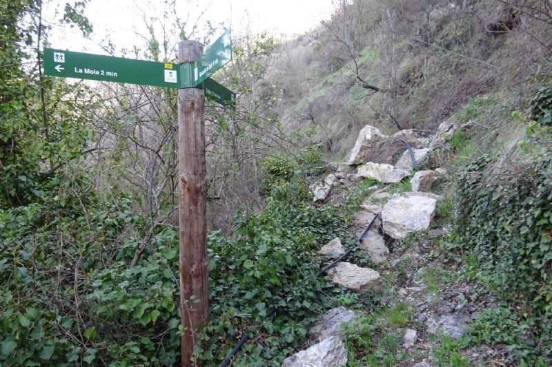 a sign that says la mola 2 min on it