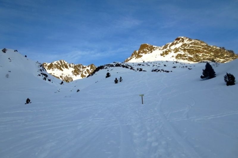 una pista coberta de neige s'envolta en una vall de montagne