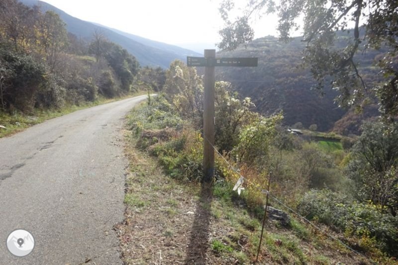 un cartell a l' esquerra de la carretera indica la direcció