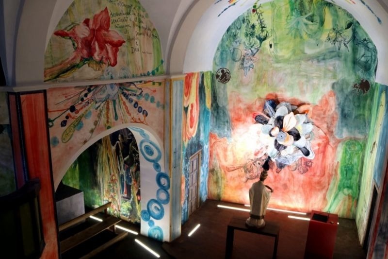 una pintura a l' altura de l' altar d' una capella