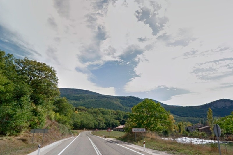 un panneau sur le bord de la route indique que vous êtes dans un village