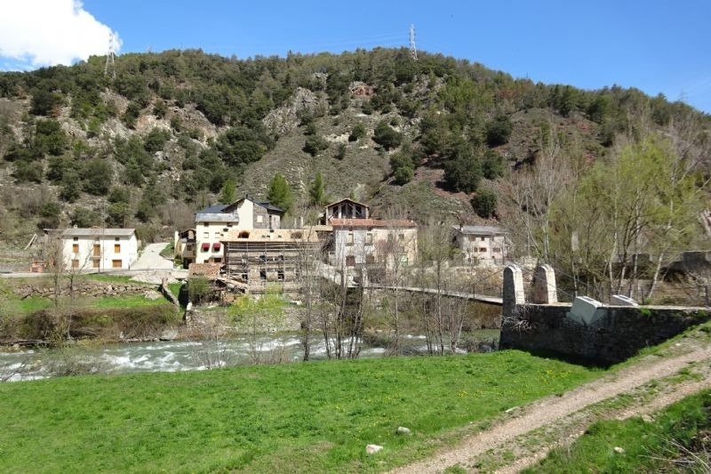 un edifici a la ladera d' una montagna