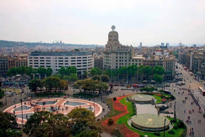 un edificio con la palabra free en la parte superior