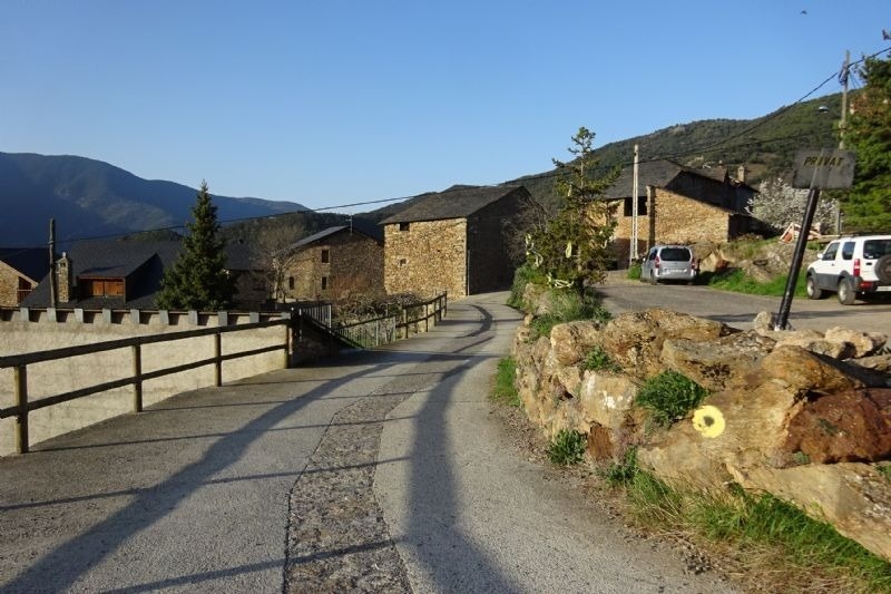 a sign on the side of a road says " ruta "