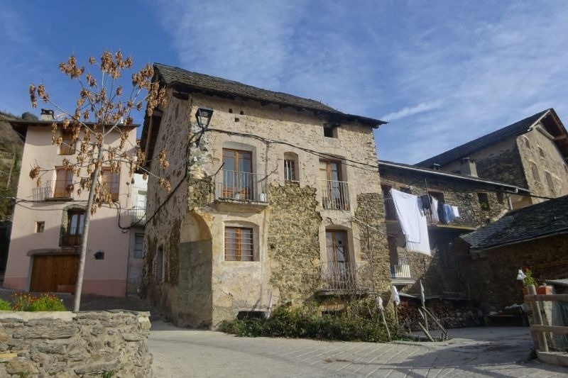 un edifici de pedra a l' esquerra d' un altre edifici de pedra
