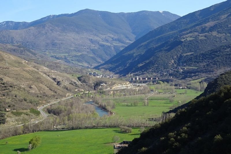 un riu flueix a través d' un paisatge de montagnes