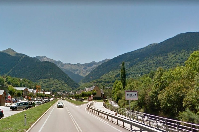 une route avec un panneau vierha au milieu
