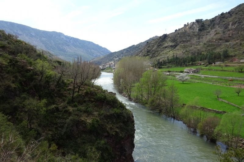 un riu flueix a través d' un paisatge de montagnes