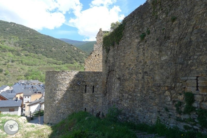 un mur en pierre avec un village en arrière-plan