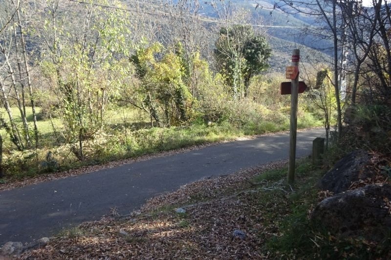 un post a l' esquerra de la carretera indica que hi ha un sender