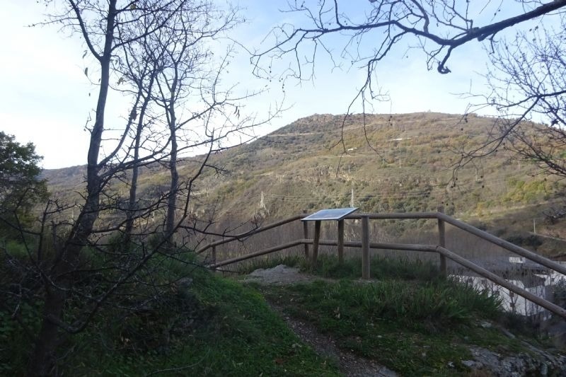 un plafó de fusta a la ladera d' una montagna