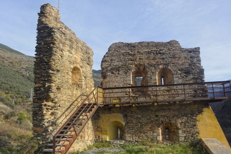 un edifici en ruïnes amb escales que s'hi acosten