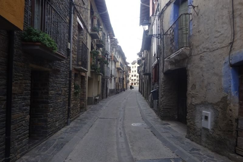 un edifici de pedra a l' esquerra d' un carrer