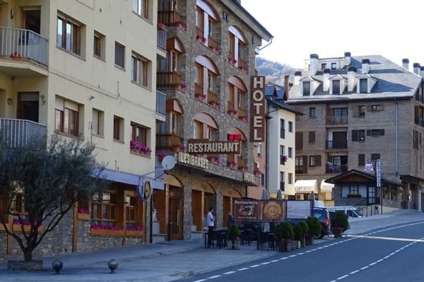 un hotel i un restaurant a la ciutat