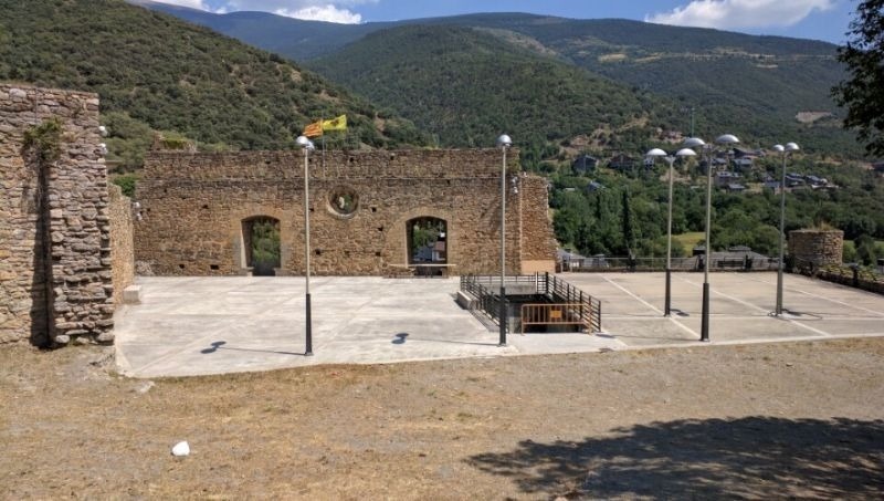 un bâtiment en pierre avec un drapeau au sommet