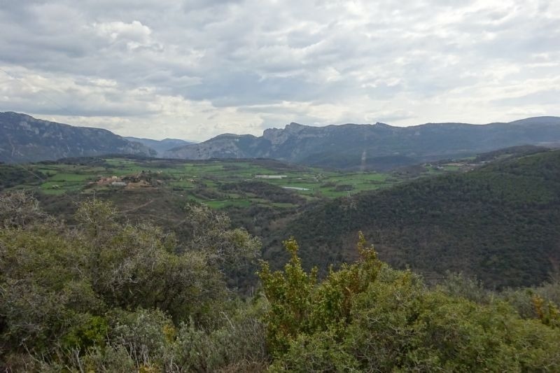una vista d' un paisatge de montagnes i valls