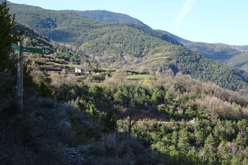 una señal de sendero en la ladera de una montaña