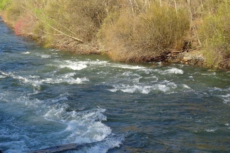 un riu flueix a través d' un bonic paisatge