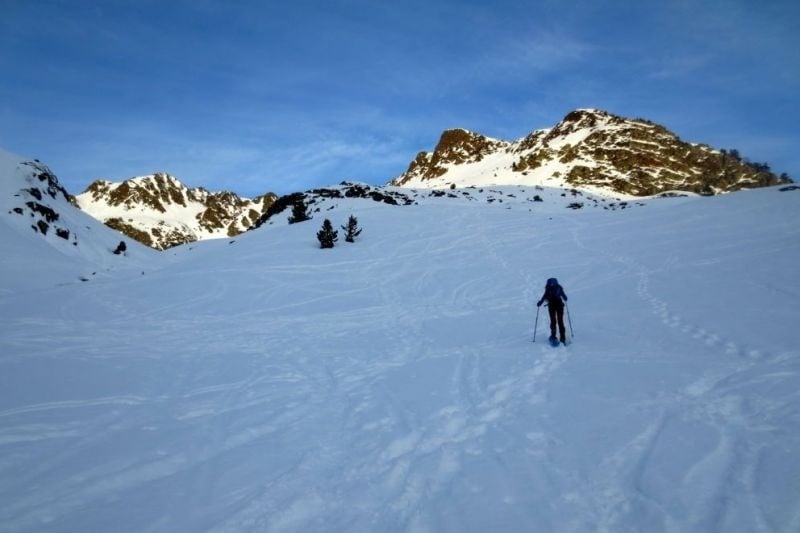 una persona camina per la nieve amb bastons