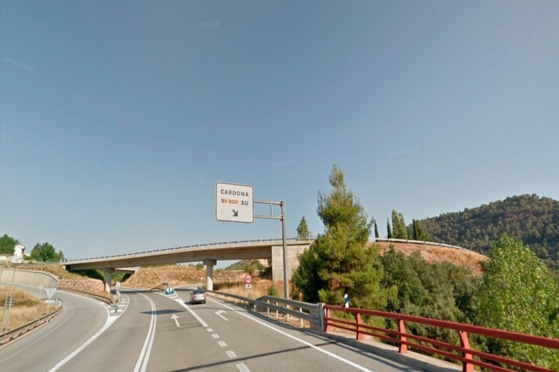 una carretera con un puente y un letrero que dice cardona