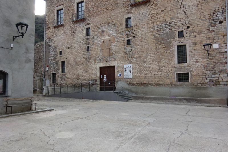 un edifici de pedra amb un cartell a la porta
