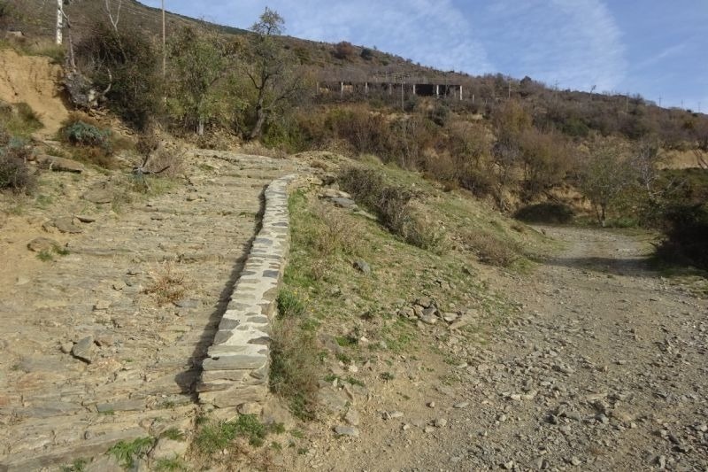 un camí de roca a la ladera de la montagna