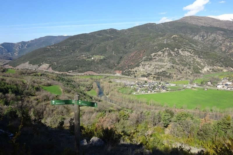 un cartell a la ladera de la montagna indica la direcció